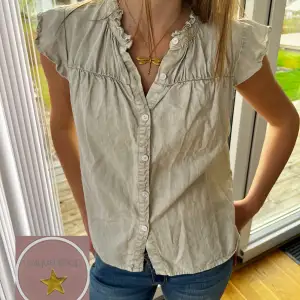 En trendig och unik blus!! GER FILIPPA MONATN STIL!!! As fin!! 💗💗🙌🙌🙌😘😘😘😘🥰🥰🥰🥰inköpt för ca 450kr!! 😇 färgen är en mint gammeldags färg!! 🙌🤩