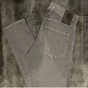 Replay anbass 27/30 - Säljer dom här riktigt feta gråa replay jeansen för dom passade inte. Skick 9/10 finns inga tecken på användning. 