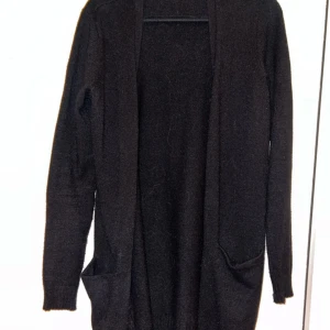 Svart kofta från VILA - Säljer en stilren svart kofta från VILA i storlek S i mycket bra skick. Den är långärmad och har praktiska fickor framtill. Perfekt för höst och vinter när du vill hålla dig varm och snygg. Passar till både vardag och fest!