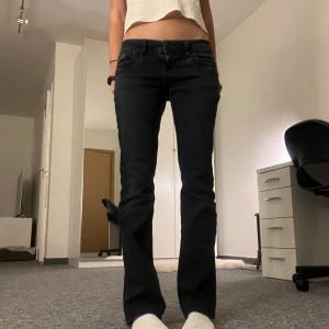 LTB-jeans valerie💙 - Säljer dessa slutsålda ltb-jeansen i modellen valerie. De är i färgen marinblå och är i ett mycket bra skick💙💙storlek 25/30 och säljer pga att jag tycker att de är på gränsen korta på mig som är 164cm. 