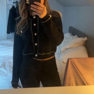 Svart stickad croppad kofta med pärlknappar - Säljer en superfin svart croppad kofta med pärlknappar och gulddetaljer. 💋