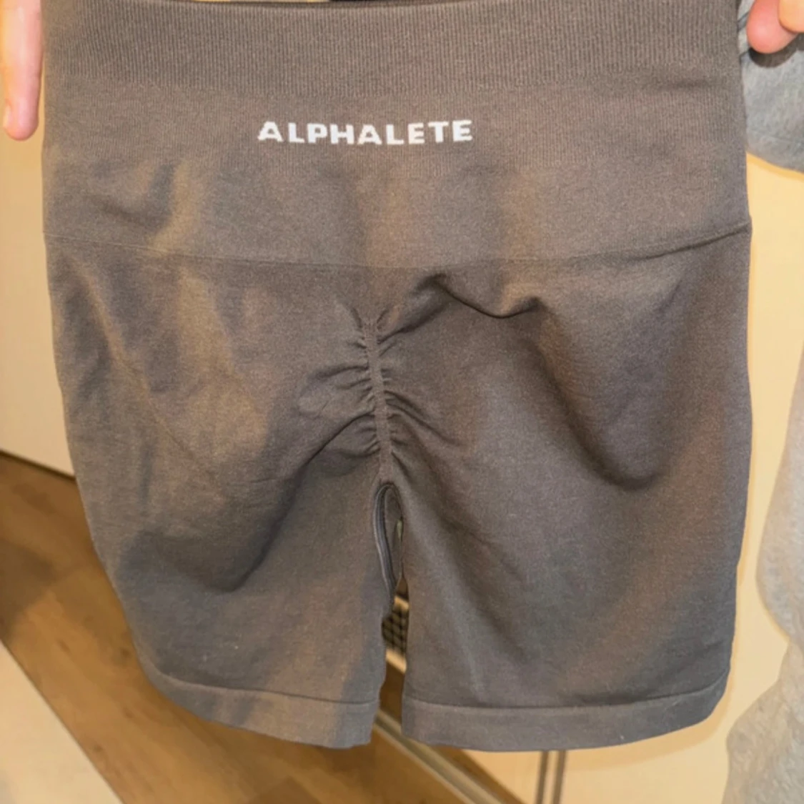 Bruna shorts från Alphalete