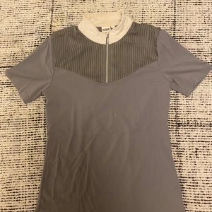 Tävlingstopp - Säljer denna tävlingstopp från Hööks då jag vuxit ur den och den aldrig kommer till användning.  Märket är CRW och är i storlek S. Använd 2-3 gånger så nästan helt ny! 😊 Köpt för 499kr mitt pris 200kr