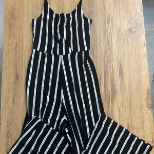 1 Set jumpsuit  - 1 set randig vit och svart jumpsuit superfint passar till att ha i fester eller hemma om man också vill det den är superskönt byxorna är lite oversized som gör det mysigt! 🩷