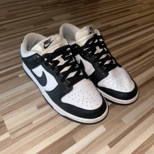 Nike Dunk i svart och vitt - Säljer ett par snygga Nike Dunk i klassisk svart och vit färgkombination. Säljer pga att dom är för små så dom inte är bekväm. Trodde jag skulle kunna gå ut dom, men icke. Använda några gånger men inga defekter.🖤🤍