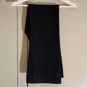 Svarta, något utsvängda byxor från CW från Carin Wester storlek XXS - Väldigt mjuka byxor i något utsvängd och croppad modell från CW från Carin Wester. Sparsamt använda. Kortare modell som sitter ner till fotknölen på mig som är 158cm lång. Ingen knapp eller gylf i midjan - endast resår.