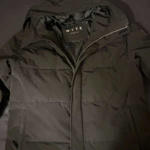 Wyte vinter jacka  - Vinter jacka, knappt använd, pris kan diskuteras och vid eventuellla frågor skriv dm!!
