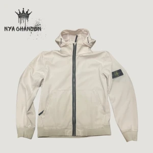 Stone Island jacka - Skick 4/10 Behöver en tvätt + lite kärlek Finns bilder på allt som är smutsigt så skicka PM om intresse finns. Finns en väldigt liten reva på ena armen, syns väldigt lite.