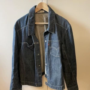 Vintage Levi’s jeansjacka - Säljer en vintage Levi’s jeansjacka i mycket fint skick!   Storlek: M Rygg: 66 cm Bröst: 45 cm Ärm: 64 cm  Stilren, rejäl, unik och cool jeansjacka. Nypris år 2000 = 1250 kr.  Titta gärna även på mina andra annonser med jackor, samfrakt kan ordnas!