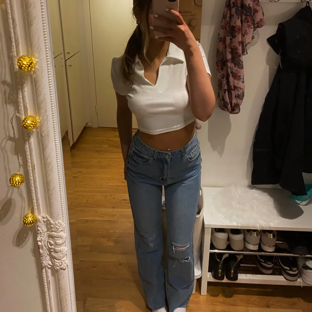 Säljer superfina blåa jeans i storleken XS , dessa sitter perfekt på 🧸😍jag är dessutom 167 cm lång och dem sitter jätte bra nere vid vaderna 💗. Jeans & Byxor.