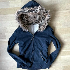 Vintage zipuphoodie med päls - Fraktar elr möts upp! Storlek s-m