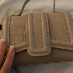 Beige väska - Söt beige väska som kommer tilll säljbing eftersom jag knappt har använt den sen jag köpte.