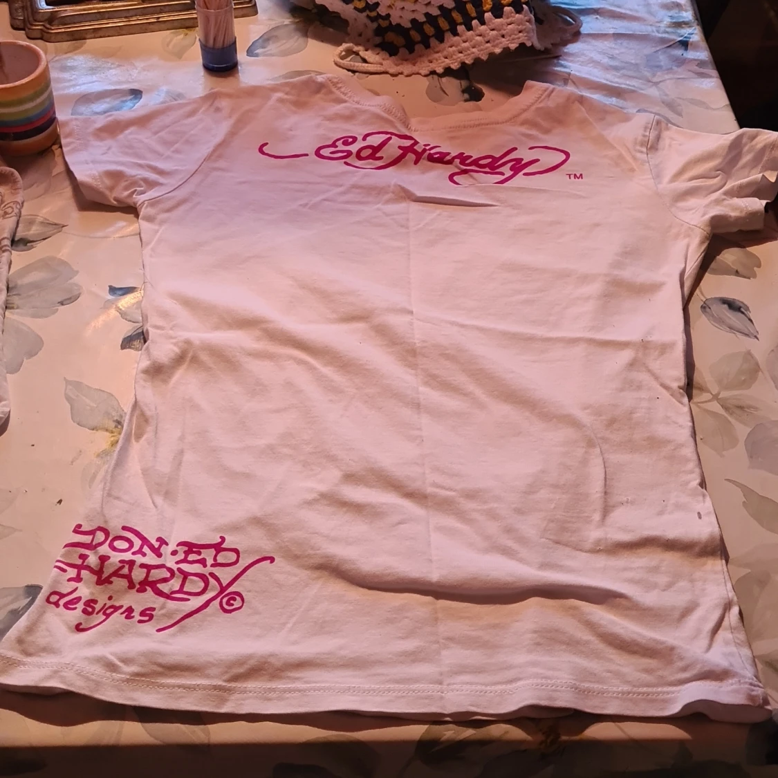 T shorts med jättefina röda pärl broderade rosor  - 90