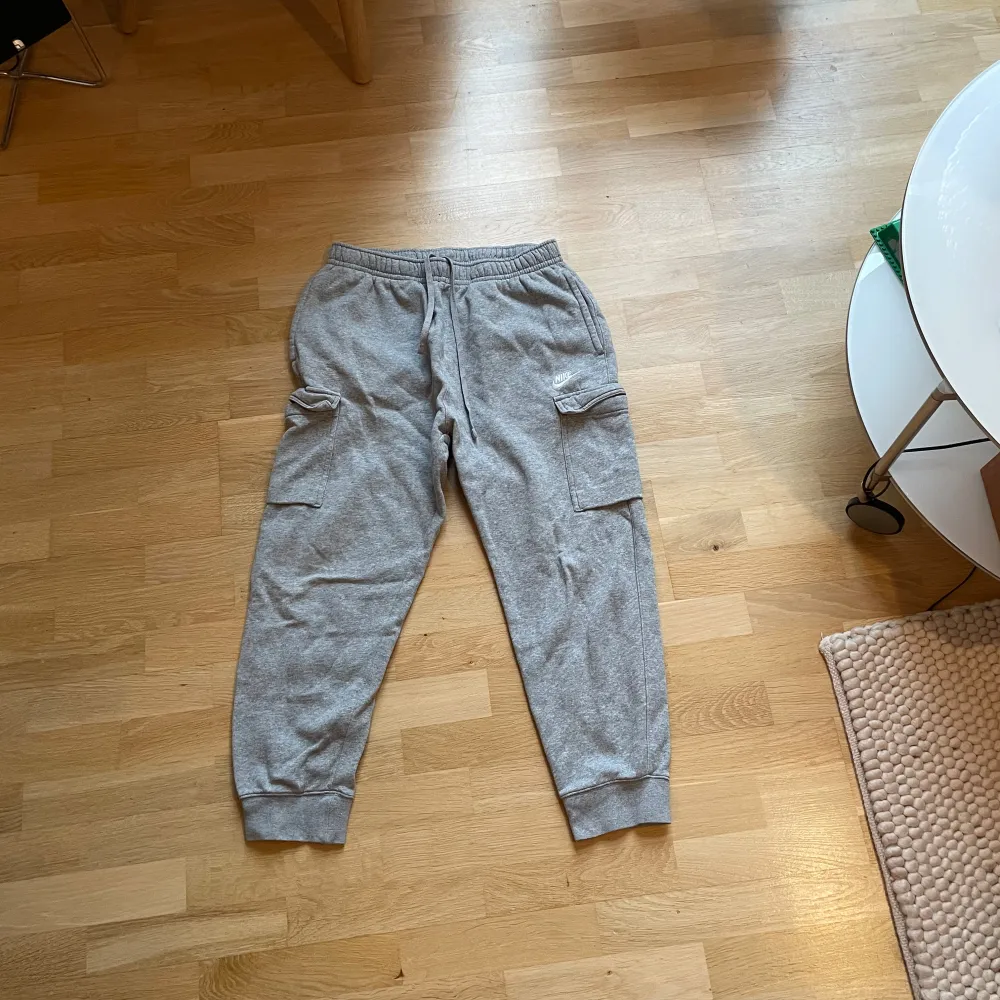 Grå mjukisbyxor från Nike storlek L men nog barnstorlek, använda men i bra skick . Farkut & Housut.