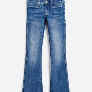 Blå bootcut lowaist jeans - Snygga blå bootcut jeans i klassisk stil. De är lågmidjade och har en skön passform som sitter perfekt. Perfekta för både vardag och fest! 🦋