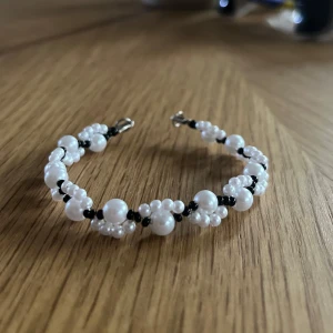 Handgjort pärlarmband  - Egengjort pärlarmband gjort i stål. 