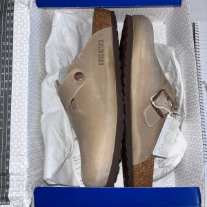 Birkenstock Boston BS tobacco brown - Helt nya oanvända sandaler från Birekenstock. Säljer pga fick i födelsedagspresent men den är för stor för mig så har aldrig blivit använd.