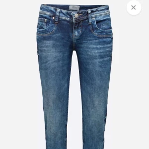Blå jeans från LTB - Snygga blå jeans från LTB i en klassisk stil. De har en normal passform och är perfekta för vardagsbruk. Jeansen har en knapp och dragkedja framtill samt fem fickor. Perfekta för både höst och vår! Nästan aldrig använda.