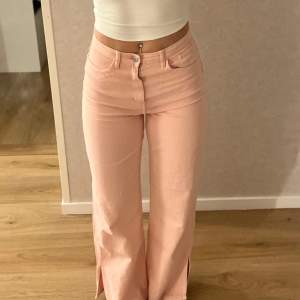 Rosa jeans från H&M. Strl 164 (passar mig som är S) pris: 300kr! Går att diskuteras! Skriv för mer bilder eller frågor :) 🎀🎀