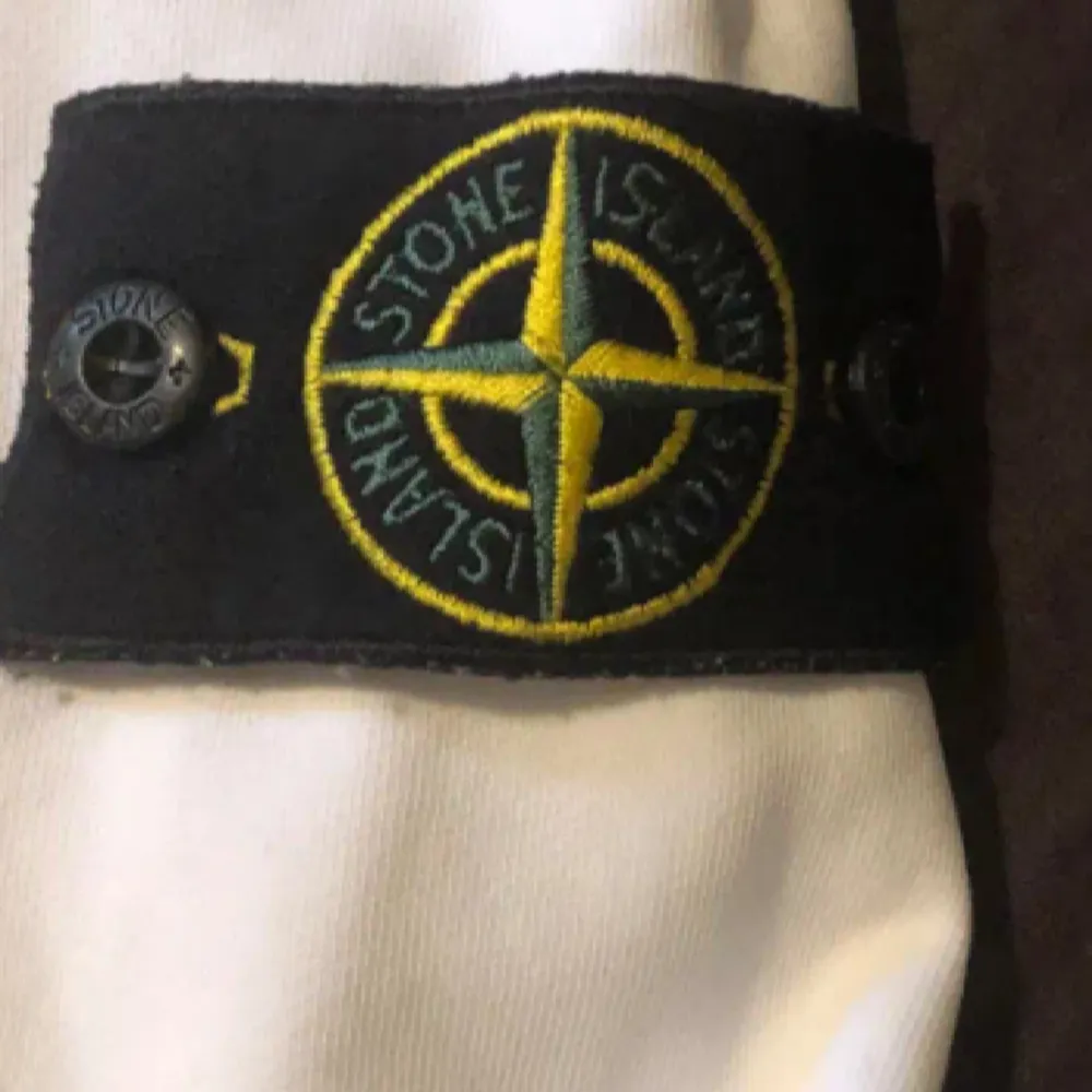 Säljer en snygg vit sweatshirt från Stone Island med deras ikoniska logga tryckt på framsidan (brodering). Perfekt för en casual look och passar bra till både jeans och joggers. Tröjan är i bra skick och har en normal passform . Large. Perfekt för höst och vår! Ursäkta bilderna men tar nya ifall de behövs vid intresse ! Nypriset va 3800 (är idag 4000). Tröjor & Koftor.