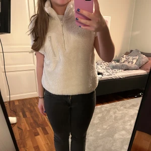 Teddy väst - Jättemysig teddyvest i bra skick! Supersnygga inför vintern och som man kan ha över t.ex en hoodie eller t-shirt.