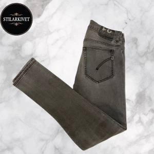 Dondup jeans  - Tja! Säljer nu dessa snygga Dondup jeansen i färgen grå. Jeansen är i mycket bra skick 9/10, inga fel eller defekter. Nypris ligger runt 3000, mitt pris 699. Hör av dig vid frågor eller funderingar!