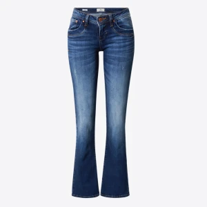 LTB jeans - säljer ett par snygga blå lågmidjade bootcut jeans i bra skick från LTB! 😇💘 jag står inte för frakten och gör inga returer!  🥰