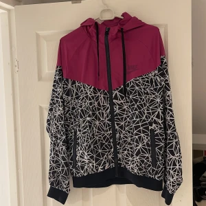 nike kofta/jacka - tunn nike jacka i st XL men kan passa L/M. nike logan har gått bort. äkta   