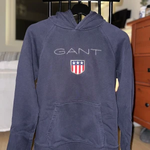 Märkeshoodie Gant - Köpte denna hoodie från kidsbrandstore. Inte riktigt min stil längre och säljer därför denna. Utöver det är den i jätte fint skick. 