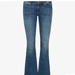 Jeans  - Lowwaist bootcut jeans från vero moda