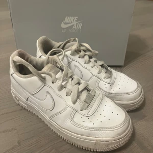 Air Force 1 - Skorna är i storlek 36 och säljs då de inte längre kommer till användning. De är använda och har tyvärr gått hål där bak men inget som känns eller syns utanpå 