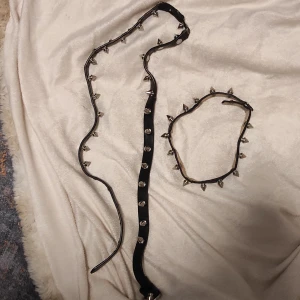 2 st slitna skärp och halsband intressekoll - Detta är väldigt gamla skärp och halsband. De är i en riktig dålig skick och skapade denna av intressekoll! 