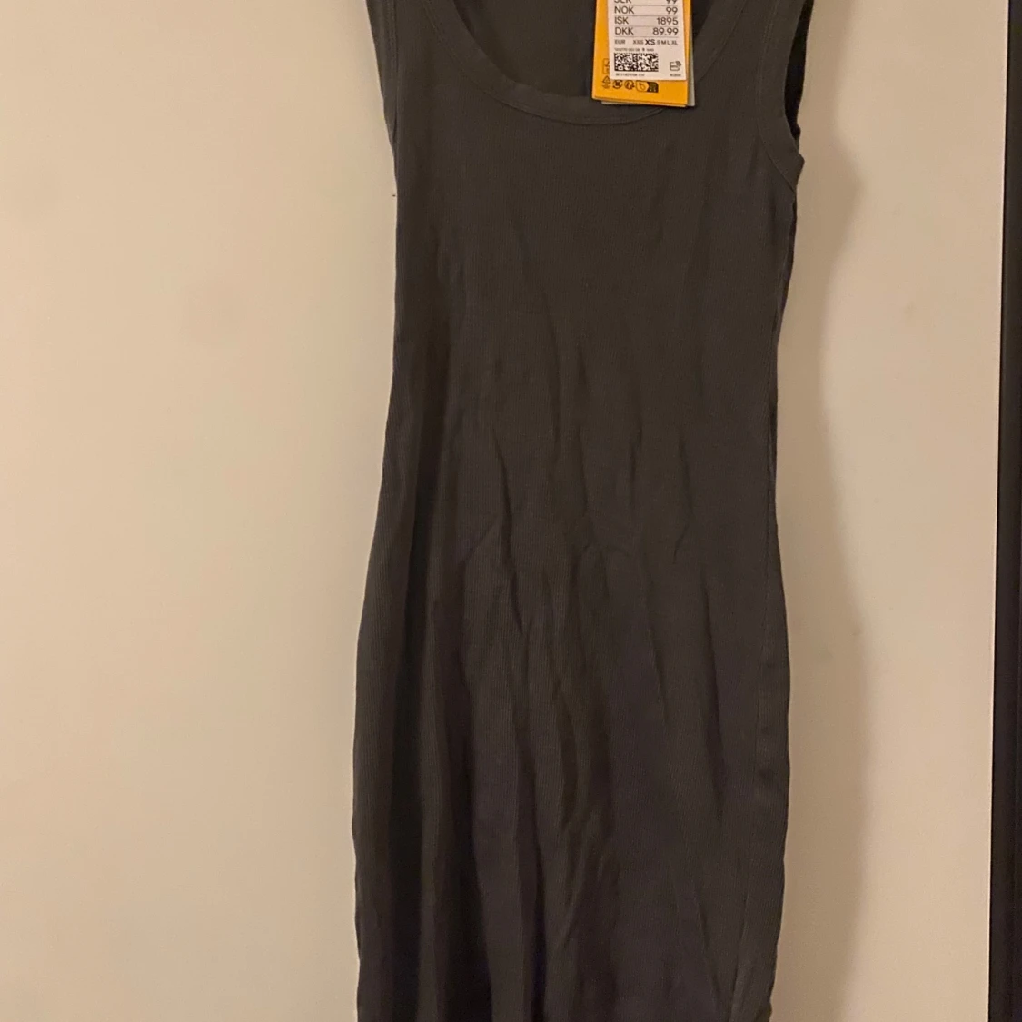 Grå ärmlös klänning