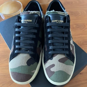 Saint Laurent Army Lace Ups - Ett par unika dojjor från Saint Laurent. Dessa skorna är i  grymt skick och har endast två små defekter på vänster sko (se sista bild). Annars är dem nästintill nya. Väldigt stilrena och svåra att få sina händer över. Endast Skor och Box medföljer vid köp! Hör av er vid intresse.🤗🤗
