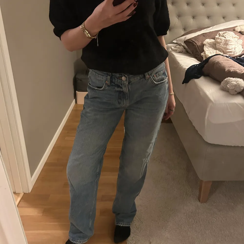 Säljer ett par klassiska blå jeans från Gina Tricot, Low waist modellen. I storlek 36. Farkut & Housut.