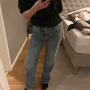 Jeans  - Säljer ett par klassiska blå jeans från Gina Tricot, Low waist modellen. I storlek 36