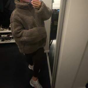 Säljer den virala teddyjackan från H&M. Jackan är i storlek XL men sitter perfekt oversized på mig! Passar M & uppåt. Som Ny!