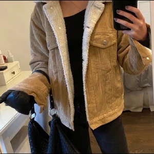 Höstjacka / vinterjacka från bikbok  - Superfin brun/beige Manchester jacka från bikbok. Varm och mysig till höst/vinter. I fint skick! Pris går att diskuteras 💗