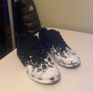 Maison margiella gats  - Säljer nu mina gats som jag har använt i ungefär en månad, köpte dem på Plick så har inte kvitto eller något så kan inte vara helt säker på om dem är äkta och därför jag säljer dem så billigt. Sällsynt modell som är väldigt eftertraktad.