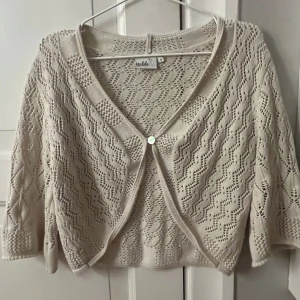 Beige Bolero  - En söt bolero från Isolde i storlek M 