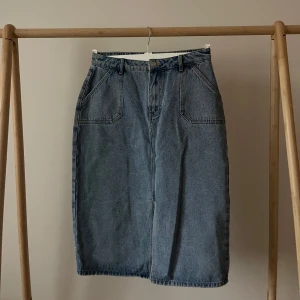 Blå jeanskjol - En blå jeanskjol, härlig på sommaren men också hösten med tights och boots🍂🐻🌟🩷