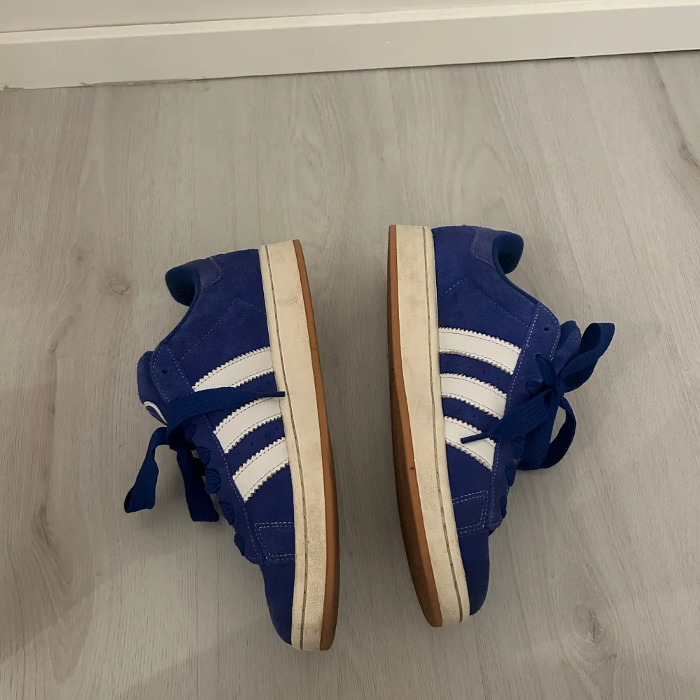 Säljer mina asfeta adidas campus som är i mycket bra skick. Enbart använda fåtal gånger detta året. Kände dock att det inte riktigt passar min stil så säljer dem nu då någon annan får mer användning för dem än mig tror jag. Tillkommer också 2 extra snören som aldrig används (vita och smalare i blå färg). Skor.