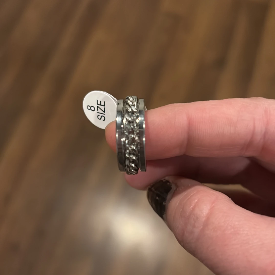 Silverfärgad ring med kedjedetalj - 93