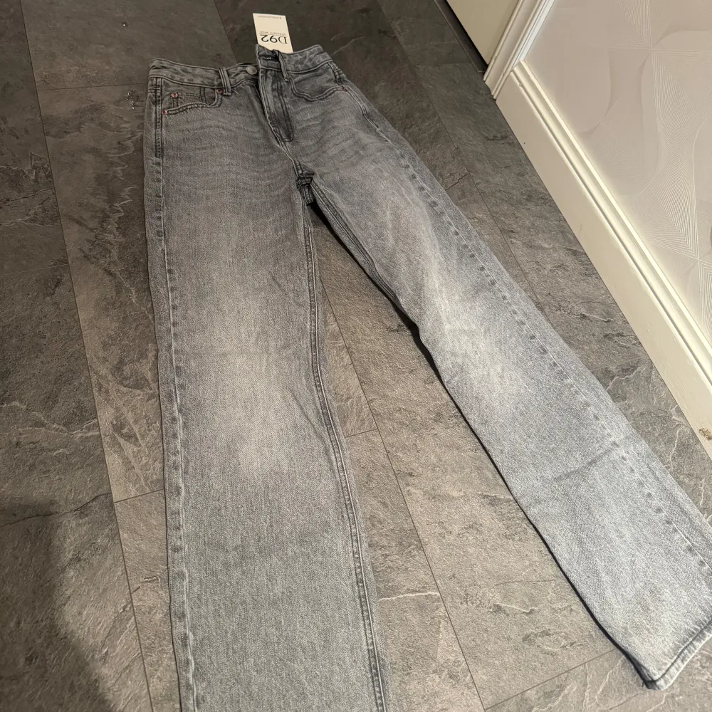 Oanvända jeans från Stradivarius modell d92, tyvärr för stora på mig! Nypris 400kr+ säljer för 300. Sista bilderna är lånade men de är samma modell bara annan färg 🩶. Jeans & Byxor.