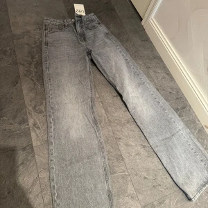 Oanvända jeans - Oanvända jeans från Stradivarius modell d92, tyvärr för stora på mig! Nypris 400kr+ säljer för 300. Sista bilderna är lånade men de är samma modell bara annan färg 🩶