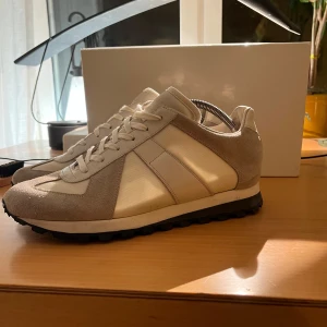 Maison margiela skor - Maison margiela GAT’s Retro Runner 22 |Trainers/Vinterskor | Perfekt till vintern | Unika, Köpta i Frankrike 2024 |Vita och beiga | Storlek 42 | Skick 9/10 | använd 1-3 gånger, Allt OG medkommer, Box, skopåsar |gå ner i pris vid snabb affär