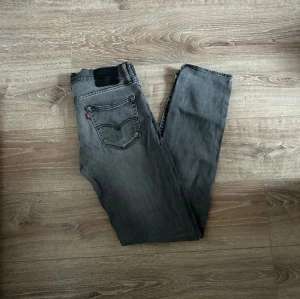 Levis jeans  - Ett par jeans i absolut topp skick och som dessutom har en extremt snygg tvätt. Nypriset på dessa jeans ligger på runt 1000kr. Längden på byxorna är 107cm midjan 39cm. bara o höra av sig vid minsta fundering