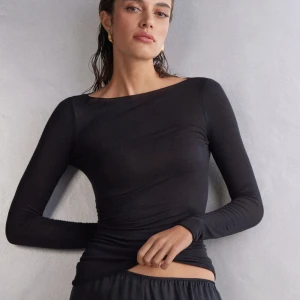 Intissimi Boat Neck Cashmere - Säljer en stilren svart långärmad topp i mycket bra skick. Perfekt för både vardag och fest. Toppen har en tight passform och är tillverkad i ett mjukt och stretchigt material. Passar utmärkt till både jeans och kjol.