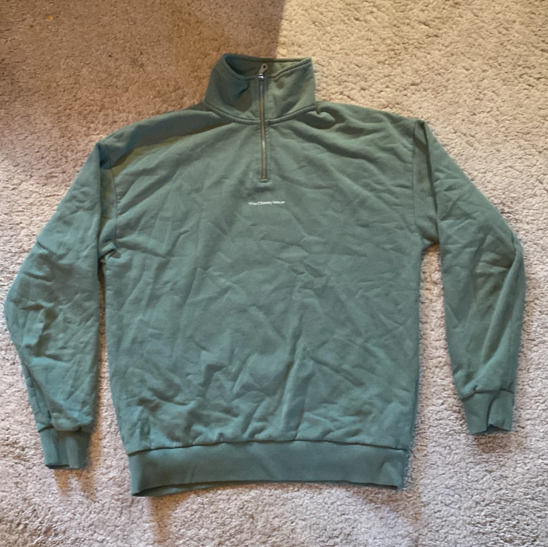 Grön tröja med dragkedja från The Classy Issue