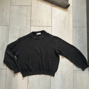 Stickat tröja - Lite cropped, grå stickad tröja från Bershka